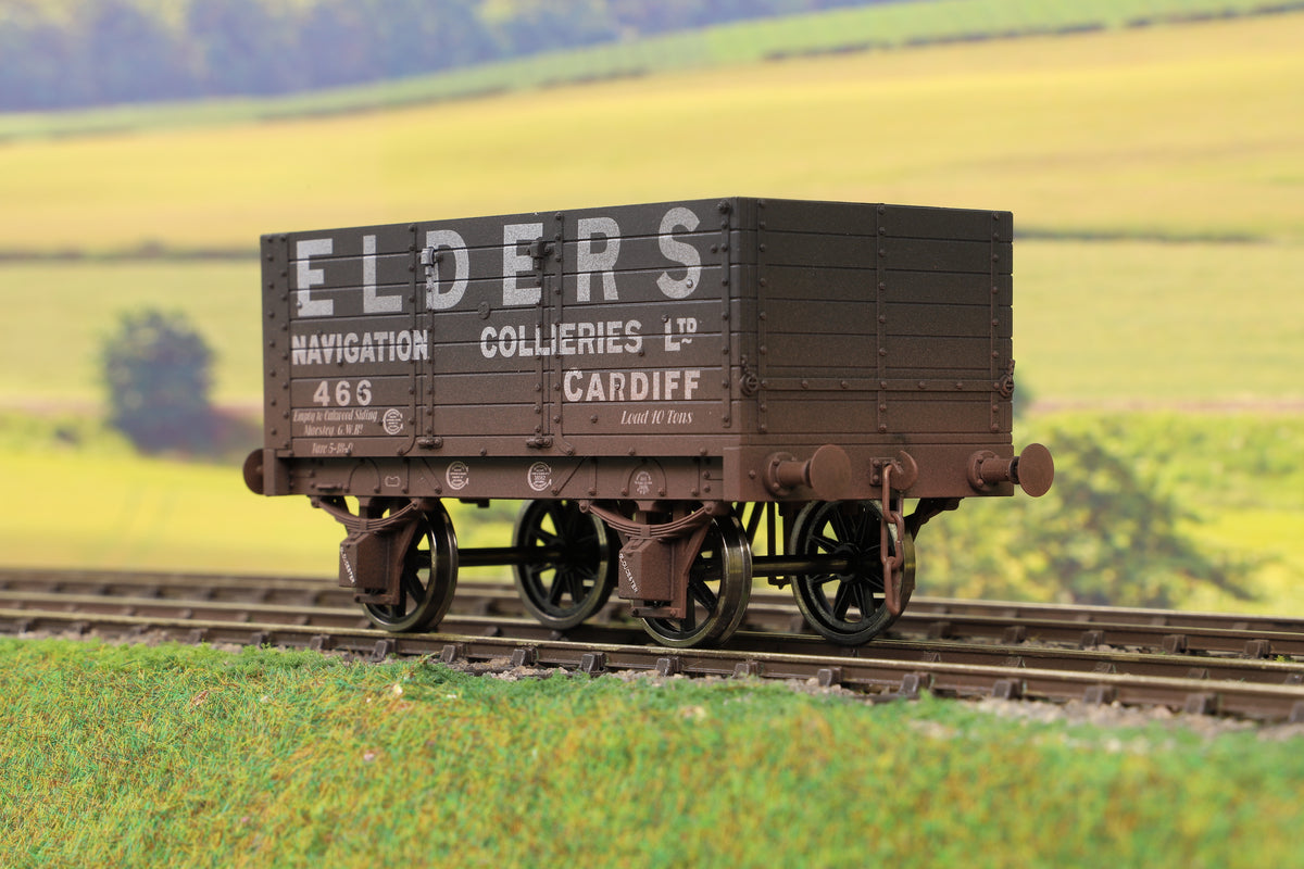 Dapol 7F-073-002W O Gauge 7 Plank 9&#39; W/B Three Door Elders 466 Weathered