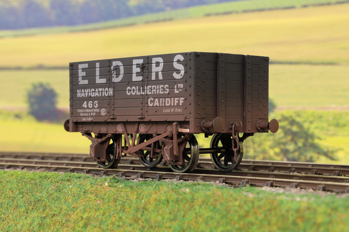 Dapol 7F-073-002W O Gauge 7 Plank 9&#39; W/B Three Door Elders 466 Weathered