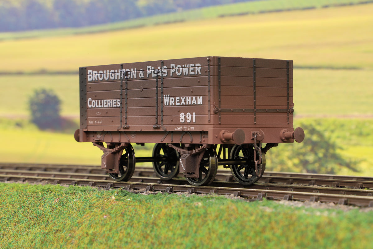 Dapol 7F-073-006W O Gauge 7 Plank 9&#39; W/B Three Door Broughton &amp; Plas Power 891 Weathered