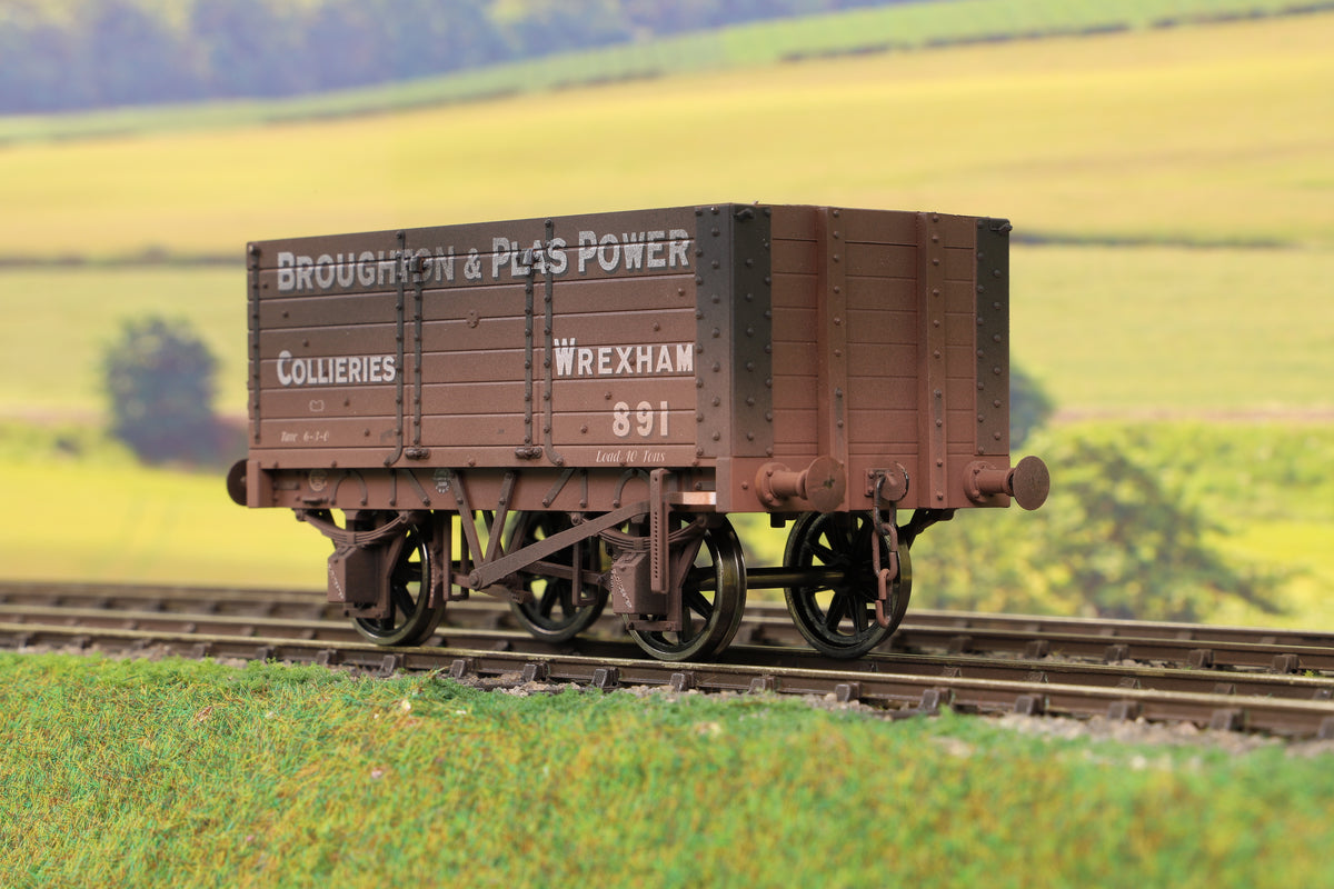 Dapol 7F-073-006W O Gauge 7 Plank 9&#39; W/B Three Door Broughton &amp; Plas Power 891 Weathered