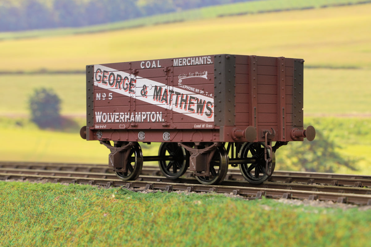 Dapol 7F-072-001W O Gauge 7 Plank 9&#39; W/B Two Door George &amp; Matthews 5 Weathered