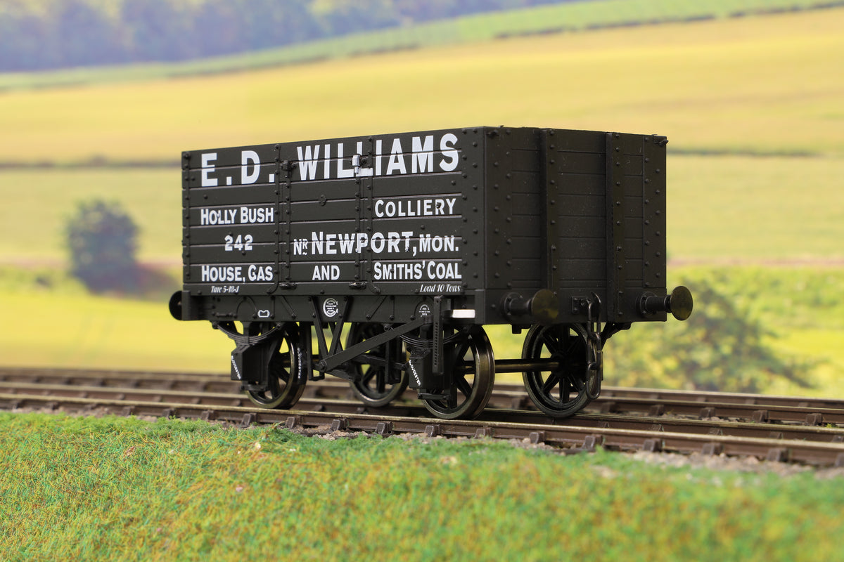 Dapol 7F-073-005 O Gauge 7 Plank 9&#39; W/B Three Door E D Williams 242